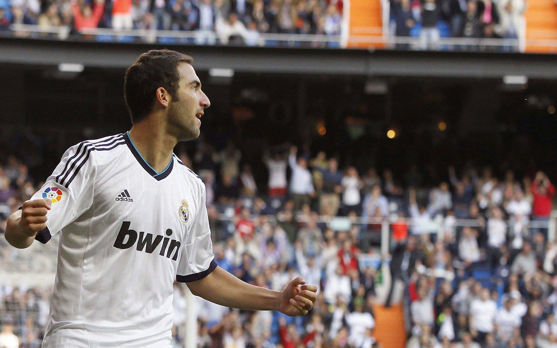 卡鲁索坦言防守约基奇是巨大考验,全队努力与智慧并重的持久战